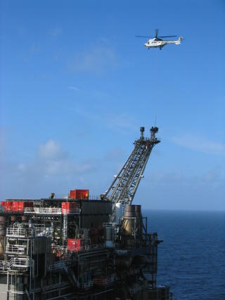 L�FTER TUNGT: Helikopterene m�tte v�re i stand til � l�fte 2,5 tonn. Foto: Airlift AS