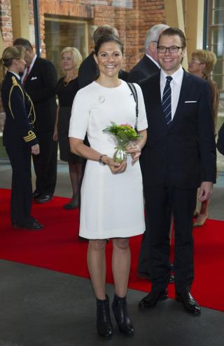 FIN I HVITT: Kronprinsesse Victoria sammen med ektemannen prins Daniel i Finland. Foto: STELLA PICTURES