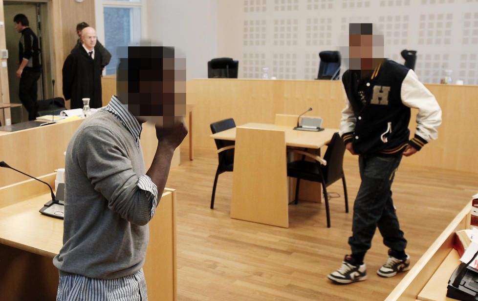 TO �RS FENGSEL: De to yngste ranerne, den hovedtiltalte 15-�ringen til venstre og 16-�ringen, ble d�mt til to �rs fengsel hver.  Foto: ERLING H�GELAND/Dagbladet