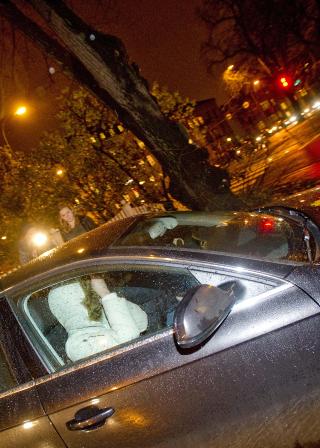 FORLOT STEDET: Ektemannen til Jan Thomas, Christopher M�rch Husby skjulte ansiktet bak en hette da han kj�rte vekk. Foto: Thomas Rasmus Skaug