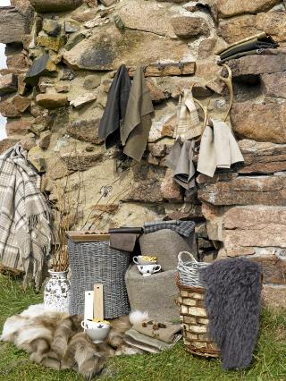 FARGER FRA FJELL OG SKOG: Beige, brunt, gr�tt og gr�nt harmonerer med hverandre og passer godt p� hytta. FOTO: Per Erik J�ger