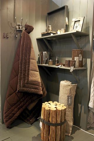 STUBBER OG TRE: Treverk og t�mmer er trendy i h�st. FOTO: Produsenten