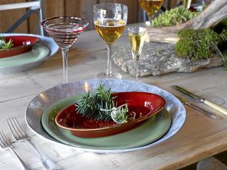 DEKKET BORD: Bruk naturelementer til borddekkingen for � f� et rustikt og spennende uttrykk. FOTO: Per Erik J�ger