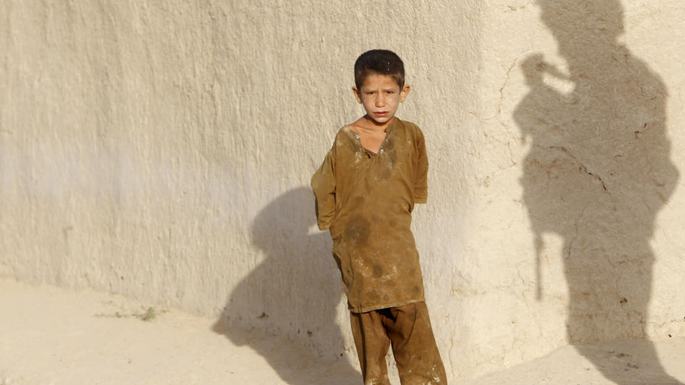 KRIGENS TAPERE: En amerikansk soldat st�r ved siden av en afghansk gutt i Dand-distriktet, s�r for Kandahar. Konflikten i Afghanistan m� l�ses med dialog med Taliban, skriver Afghanistaneksperten Kai Eide. Foto: Scanpix