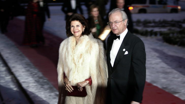 SVERIGES KONGEPAR: Dronning Silvia og Kong Carl Gustaf av Sverige ankommer festforestillingen i Oslo R�dhus i anledning Kong Haralds 70-�rsdag i 2007.  FOTO: HENNING LILLEG�RD/DAGBLADET