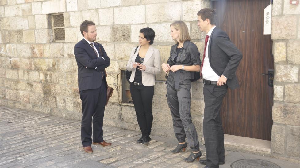 STOPPET AV MILIT�RPOLITIET: De norske stortingsrepresentantene Hadia Tajik (Ap), Torbj�rn R�e Isaksen (H), Knut Arild Hareide (Krf) og Inger Lise Hansen (Krf) bes�ker denne uka Israel og de okkuperte palestinske omr�dene. De ble i dag stoppet av milit�rpoliti, og Tajik ble spesielt kontrollert. Foto: Kirkens N�dhjelp