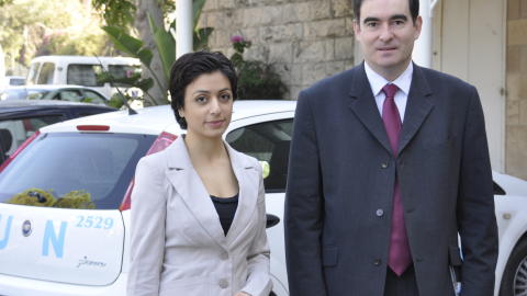 M�TTE UNRWA-LEDER: Her poserer Hadia Tajik (Ap) og UNRWA-leder John Ging for fotografen etter et m�te. Foto: Kirkens N�dhjelp