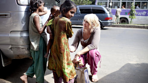 SALLY ANN: Silje Hrafa har et bankende hjerte for FAs-�Sally Ann�-prosjekt, som hjelper produsenter i den tredje verden. Her fra en reise i Bangladesh. Foto: Privat