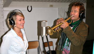 EN �RE: Silje Hrafa i studio med Nils Petter Molv�r. - En �re, sier hun om � f� spille med Molv�r. Foto: Jarle Stokland, Frelsesarmeen.