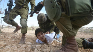 UROLIG: Det er sv�rt urolig p� enkelte deler av Vestbredden. Her blir en palestinsk gutt p�grepet av israelske soldater nord for Hebron p� Vestbredden. Foto: AFP Photo/Hazem Bader/Scanpix