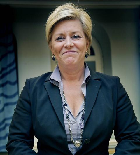 STOLT: Siv Jensen tar imot smykkene fordi hun �nsker � promotere norsk design. Her et s�lvkjede med s�lvkule fra Van Bergen. Foto: Jacques Hvistendahl / Dagbladet