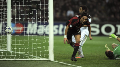 M�LSNIK: Inzaghi utnyttet svakt keeperspill fra Casillas da han headet inn utlikningen. Foto: AFP PHOTO / OLIVIER MORIN