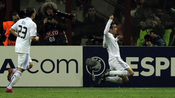 REDDET REAL MADRID: Innbytter Pedro Leon tok vare p� framspillet fra innbytter Benzema, og satte ballen mellom beina p� Milan-keeperen over tre minutter p� overtid. Foto: AFP PHOTO / OLIVIER MORIN