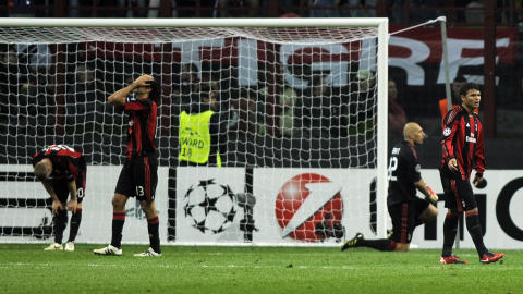NEEEEEEEEI!: Milan-spillerne kan knapt tro det etter at seieren ryker p� overtid. Foto: AFP PHOTO / OLIVIER MORIN