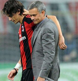 TR�STET INZAGHI: Mourinho la armen rundt tom�lsscorer Inzaghi p� vei av banen. Foto: AFP PHOTO / GIUSEPPE CACACE