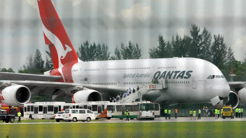 N�DLANDET: Ingen av passasjerene ble skadet. Foto: AFP PHOTO/ROSLAN RAHMAN/Scanpix