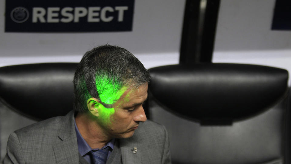 MALT GR�NN AV LASERPENN: Jose Mourinho ble rammet av et laserpennangrep fra Milan-fansen i g�r kveld. Real Madrid svarte med � utliknet til 2-2 p� overtid. Foto: Alessandro Bianchi/REUTERS