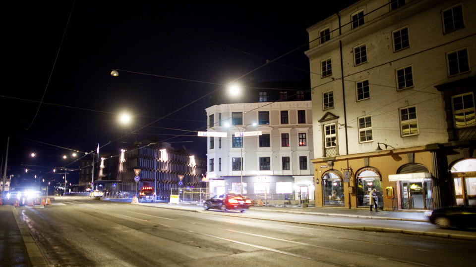 AMBASSADEN: Den amerikanske ambassaden i Oslo fotografert onsdag kveld. TV 2 Nyhetene avsl�rte i kveld at tidligere polititopper i lengre tid skal ha drevet overv�kning av norske statsborgere p� oppdrag fra USA. I loftsleiligheten i boligblokken t.h. med reklame for Scandic, skal de ha hatt hovedkvarteret sitt, rett ved den amerikanske ambassade (t.v.)
Foto: Kyrre Lien / Scanpix