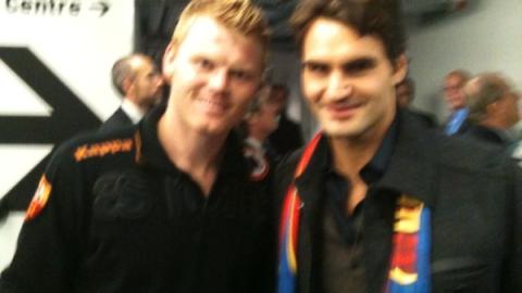 STJERNEM�TE: John Arne Riise m�tte tennishelten Roger Federer etter kampen. Foto: PRIVAT