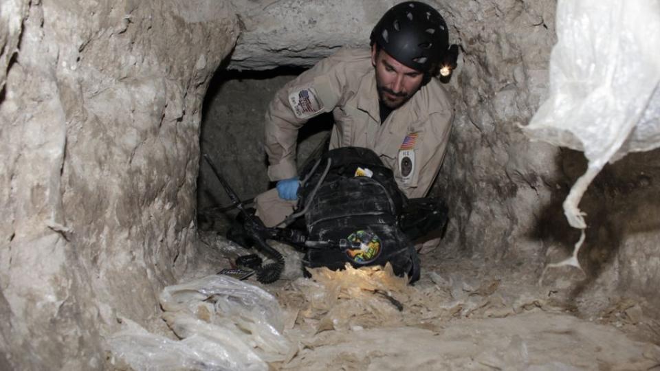 25 TONN POT: En amerikansk politiagent krabber igjennom den 500 meter lange tunnelen som lenket sammen en lagerbygning i California til Tijuana i Mexico. Over 25 tonn marihuana ble beslaglagt. Foto: AP Photo/U.S. Immigration and Customs Enforcement