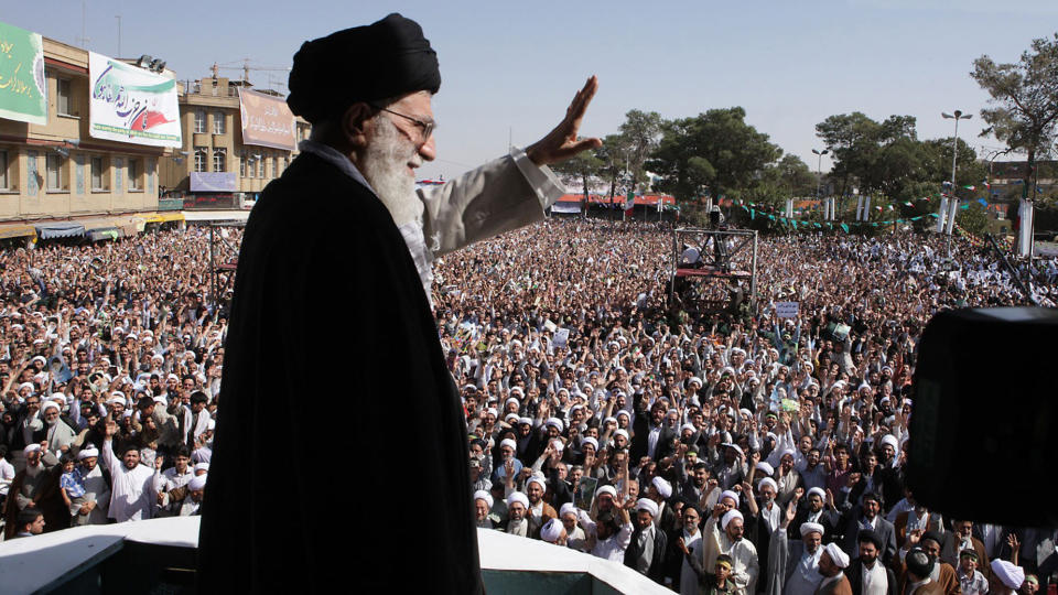 QOM: Irans leder Ayatollah Ali Khamenei taler til folkemassene i den hellige byen Qom for tre uker siden. Atomanlegget i Qom anriker uran, som if�lge britisk etteretning skal brukes i atomv�pen. N� har Iran arrestert fire leiemordere med britisk tilknytning. Foto: AFP