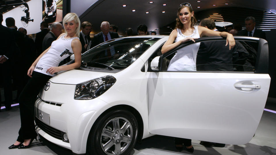 TILBAKEKALLES:  Her rulles Toyotas IQ ut p� Paris Auto Show i 2008. N� m� bilgiganten igjen tilbakekalle et stort antall biler. Foto: AP Photo/Francois Mori