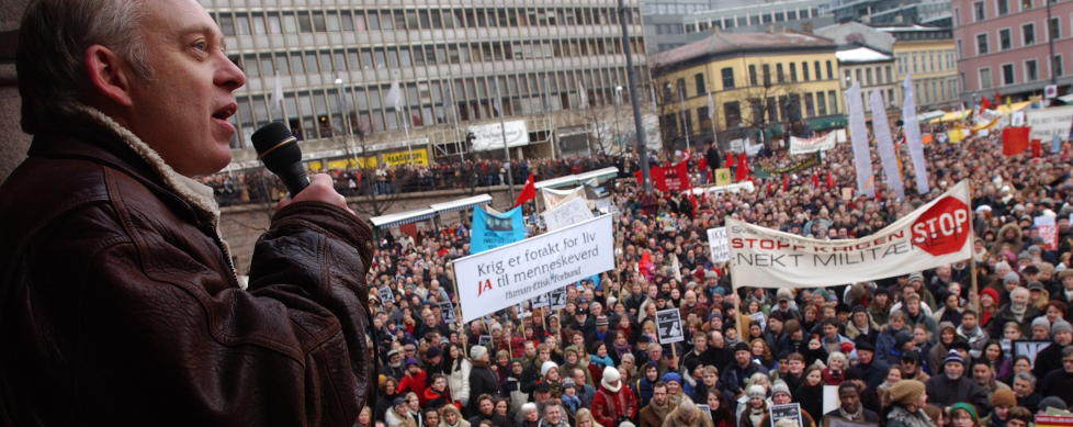 OVERV�KET: Petter Nome ledet i 2003 en stor demonstrasjon mot invasjonen av Irak. Her snakker han til folkemassen p� Youngstorget. Foto: Andrea Gjestvang/Dagbladet