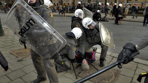 VOLDELIG: Demonstrasjonen i 2003 utviklet seg  til en regelrett sl�sskamp mellom en gruppe demonstranter og politiet. Foto: Arash A. Nejad/Scanpix