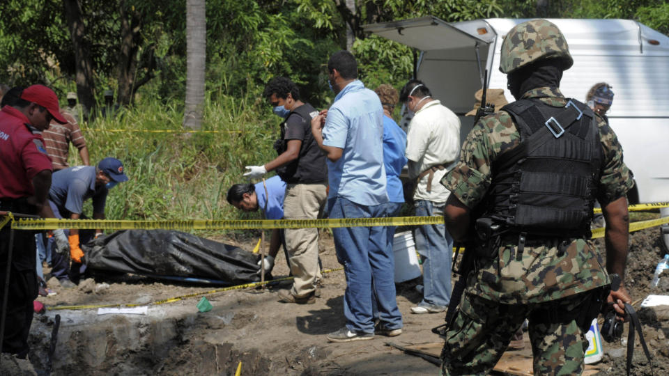 MASSEGRAV: 18 personer er til n� funnet i en massegrav utenfor Acapulco. Politiet leter videre etter flere ofre i omr�det. Foto: AP Photo/Bernandino Hernandez
