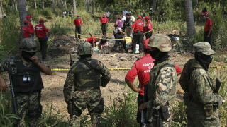 ST�R VAKT: Mexikanske soldater st�r vakt mens de d�de graves opp. AFP PHOTO/Pedro Pardo