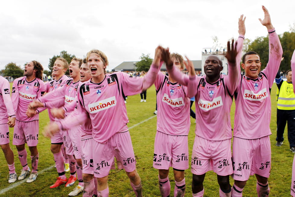 JUBLER FOR VIDERE EKSISTENS: Follo FK er reddet fra konkurs. Denne gangen for godt, skal man tro styreleder Jan Thomas Birkeland.Foto: Gorm Kallestad / Scanpix