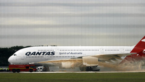 SPRAYES: Det enorme flyet sprayes etter n�dlandingen. Foto:    REUTERS/David Loh