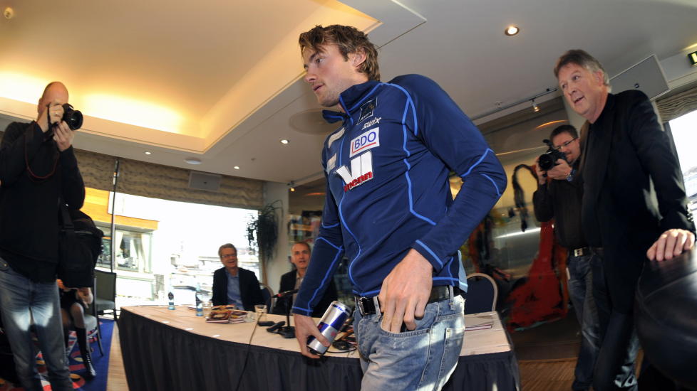 HER G�R HAN: Petter Northug reiser seg og g�r n�r en journalist fra TV2 sp�r om Otto Ulseth (t.h) kan sp�rre Northug om hva som skjedde med skiene under OL i Vancouver. Foto: Ned Alley / Scanpix