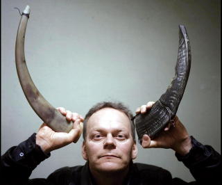 BUKKEHORN: Karl Seglem bruker uortodokse instrumenter i tillegg til tenorsaksofonen. BUKKEHORN: Karl Seglem bruker uortodokse instrumenter i tillegg til tenorsaksofonen.