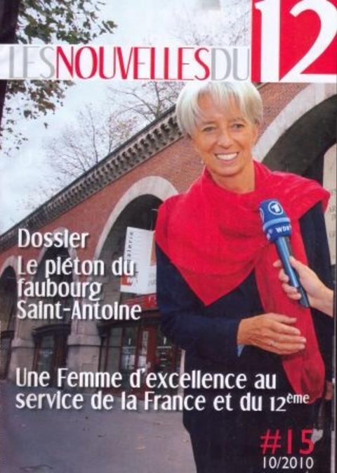 MANIPULERT: Christine Lagarde stod slett ikke i denne gata. I tillegg er ringen og �redobbene hennes blitt fjernet. Faksimile: �Le Nouvelle du 12�