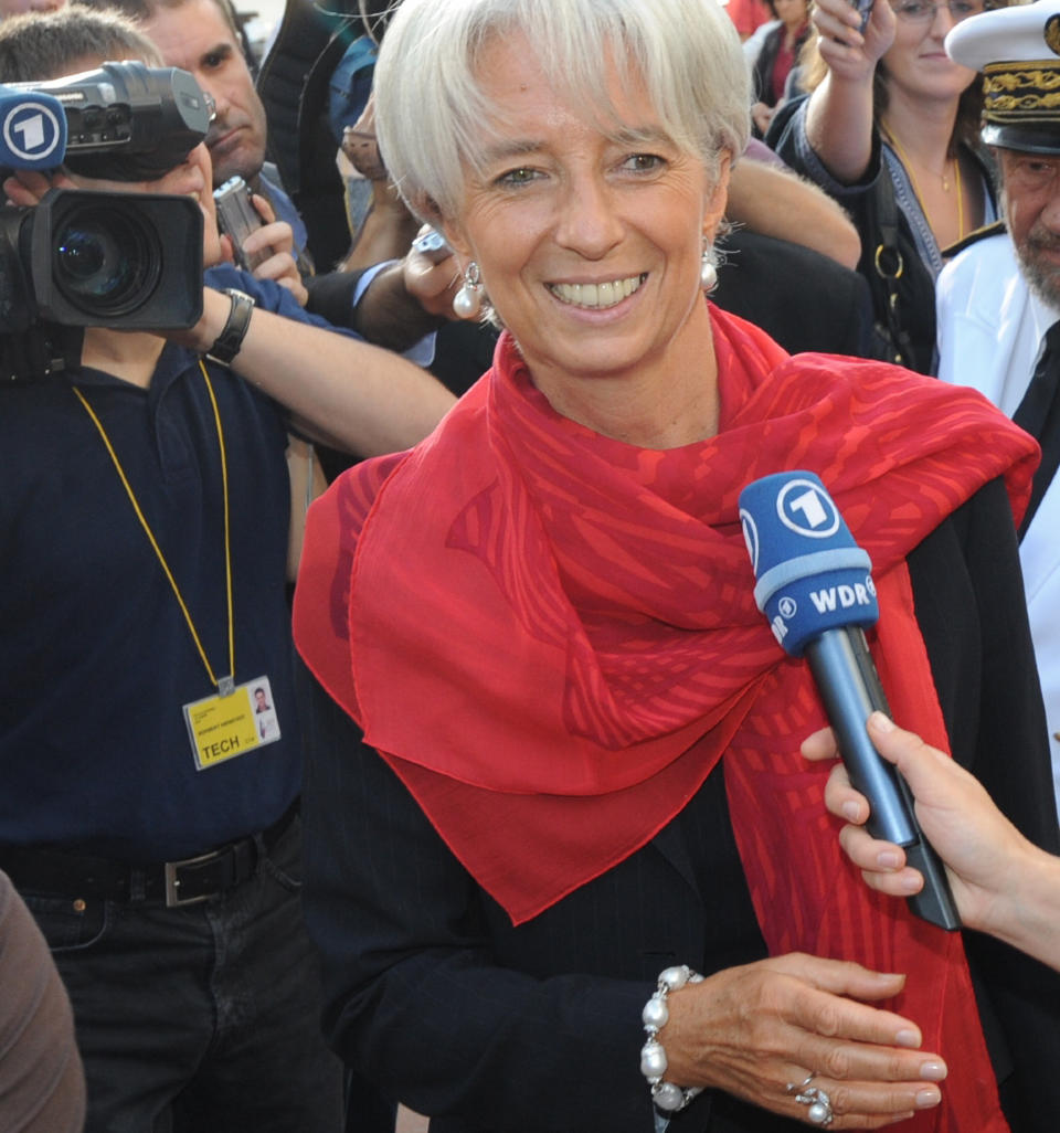 ORIGINALEN: Her st�r den franske finansministeren omgitt av pressefolk, med store perlesmykker. Foto: Pressefoto
