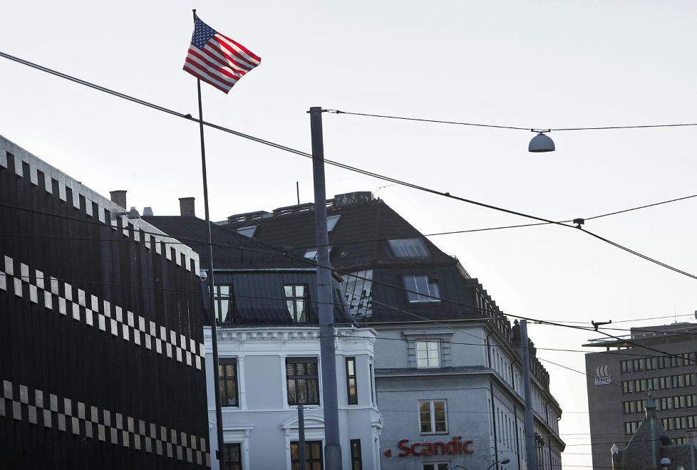 OVERV�KINGSSENTRAL: Fra Handelsbygningen (med Scandic-skilt), bare et steinkast fra USAs ambassade, bedrev ei gruppe hovdesakelig best�ende av tidligere PST- og politifolk storstilt overv�king av flere hundre norske borgere. Foto: Erling H�geland/Dagbladet