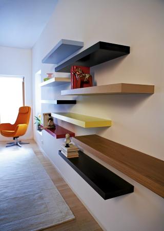 PERONLIG VEGGPRYD: Lack fra Ikea kan brukes p� mange m�ter, og er interi�rstylist Marianne de Bourg sin Ikea favoritt. FOTO: Produsent