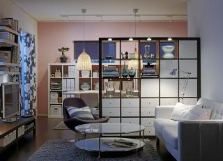 HENDIGE HYLLER: Expedit hyllene fra Ikea kommer i flere st�rrelser og interi�rstylist Ingvild Hemma sitt Ikea tips. FOTO: Produsent