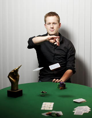 SPILLER FLERE BORD OM GANGEN: - Det er vel litt s�nn yrkesskade, man f�r konsentrasjonsvansker, og man blir rastl�s, sier Dag Martin Mikkelsen. Foto: Tommy Ellingsen