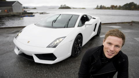 MILLION�R OVER NATTA: Anders Langset (25) mener det er adrenalinkicket som trekker ham til pokerbordet. I sin f�rste turnering vant han 2,5 millioner kroner. Men Lamborghinien er ikke hans. Foto: Tor Erik H. Mathiesen
