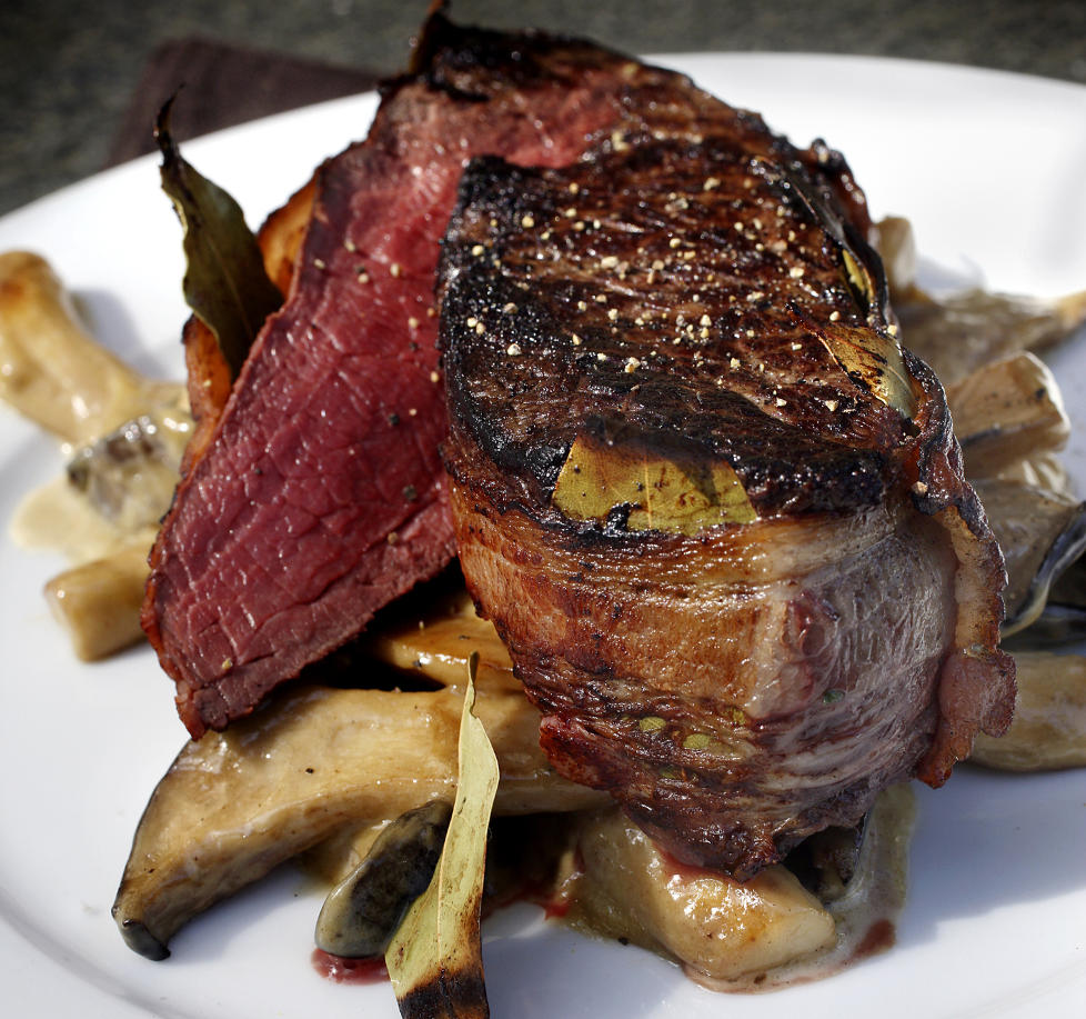 Fola, fola, bacon:  Ingen biff er s� m�r og smaksrik som indrefilet av hest. Enda bedre blir den med bacon og laurb�rkrans. Foto: Mette Randem.