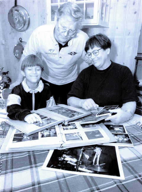 Ikke sjef hjemme: Nils Arne Eggen sammen med kona og s�nnes�nnen Leander