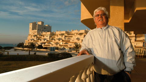 Spaniapensjonist: Nils Arne Eggen p� hotellbalkongen i La Manga i 2002.


Foto: OLE C. H. THOMASSEN/Dagbladet