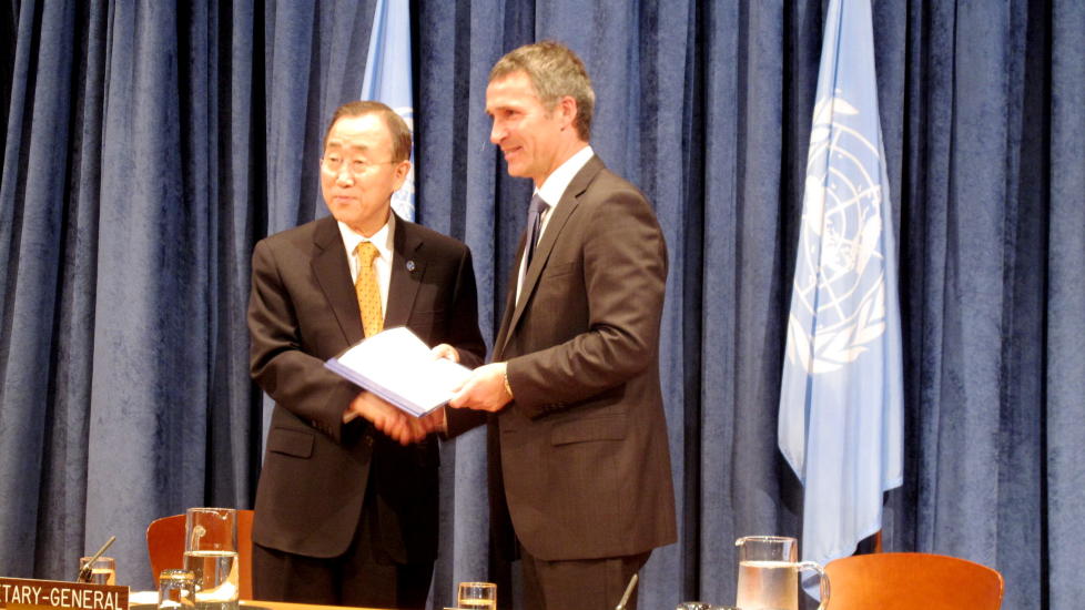 VIKTIG KLIMADOKUMENT:Statsminister Jens Stoltenbergs agenda i dag var � orientere FNs generalsekret�r Ban Ki-Moon om finansiering av klimatiltak. FOTO: RANDI FUGLEHAUG/DAGBLADET.
