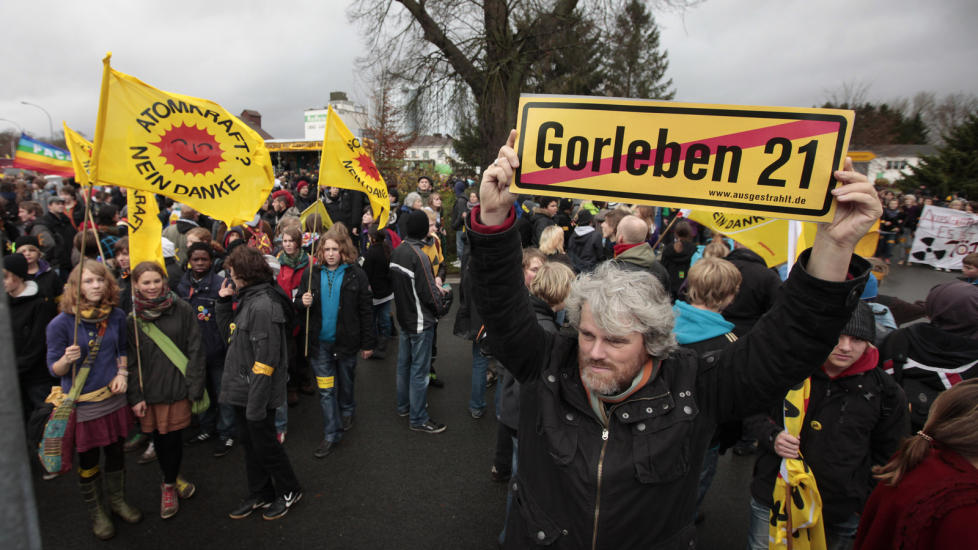 RASENDE: 154 tonn kjernefysisk avfall er p� vei tilbake for � lagres p� et midlertidig avfallsmottak i den tyske byen Gorleben. Der venter flere tusen demonstranter. Foto: Reuters / SCANPIX