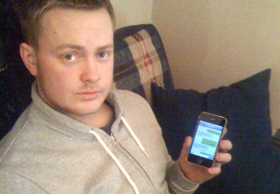 SJOKKERT: Sindre Stokkan (20) med noen av de private SMS-ene som ligger lagret p� hans �nye� iPhone 4, som han kj�pte i NetComs nettbutikk. Foto: Sindre Stokkan