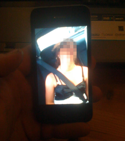 PRIVAT: P� mobilen ligger ogs� forrige eiers bilder fortsatt lagret - noen av dem av sv�rt privat karakter. Foto: Sindre Stokkan