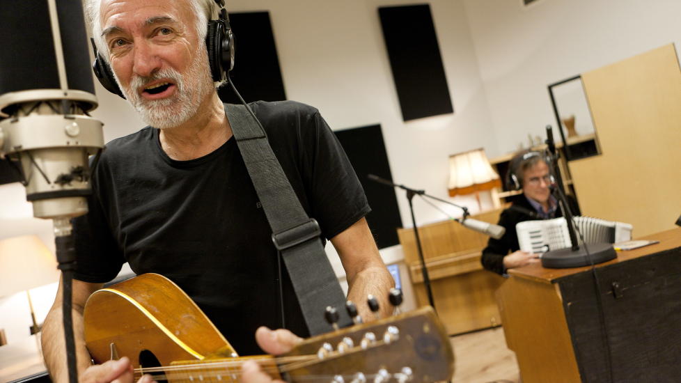I STUDIO: Hans Rotmo (t.v.) og Henning Sommerro under innspillingen av �V�rres jul 2� i Trondheim. Foto: Ole Morten Melg�rd/Dagbladet