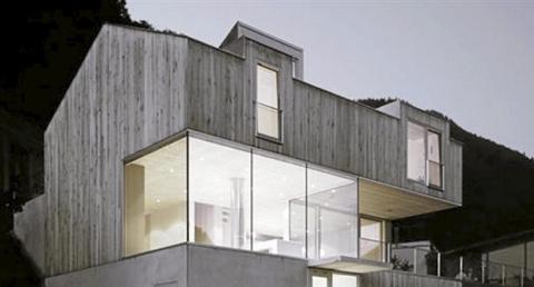 HELVED: Dette arkitektegente heltrehuset ligger s�r i �sterrike.  Foto: Holz 100